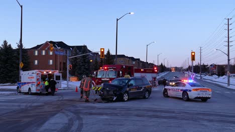 Feuerwehrleute-Säubern-Die-Straße-Am-Unfallort-Eines-Autounfalls-In-Mississauga,-Kanada