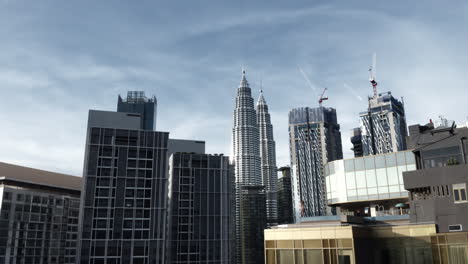 Modelo-De-Bikini-Mira-Las-Torres-Gemelas-Petronas-Desde-La-Piscina-Infinita-En-Kuala-Lumpur,-Malasia