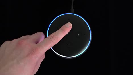 Person-Drückt-Einen-Amazon-Echo-Dot-Smart-Speaker-Mit-Integriertem-Alexa-Sprachassistenten