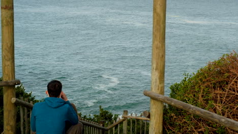 Paar-An-Der-Küste-Von-Hermanus-Beim-Walbeobachten,-Walstöcke-Ragen-Aus-Dem-Wasser