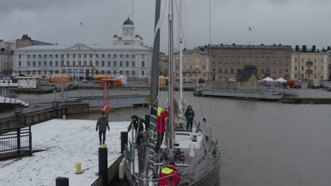 Muelle-Cubierto-De-Nieve-En-Helsinki-En-Invierno