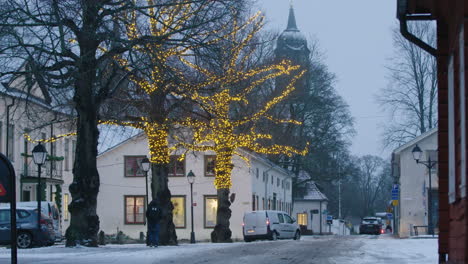 Eine-Verschneite-Schwedische-Stadt-Anfang-Dezember,-Während-Der-Covid-19-Pandemie
