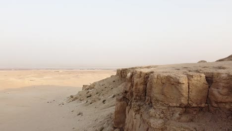 Drohnenaufnahme-Einer-Arabischen-Wüstenklippe-In-Kuwait