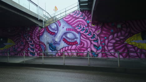 Schöne-Straßengraffiti-Sprühfarbe-Eines-Rosa-Mädchens-In-Einer-Städtischen-Umgebung