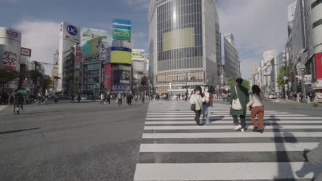 Multitud-En-El-Cruce-De-Shibuya-Durante-La-Pandemia-Mundial-Cerca-Del-Distrito-Comercial-De-Shibuya,-Tokio,-Japón