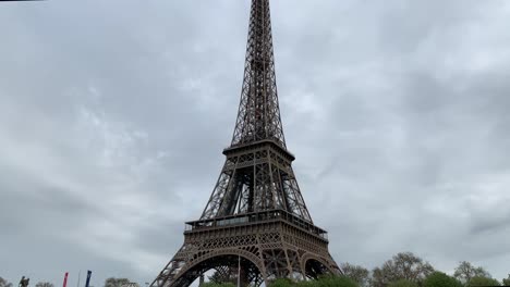 La-Vista-De-La-Torre-Eiffel-Mientras-Uno-Viaja-En-Un-Barco-Turístico-Por-El-Río-Sena-Es-única-Y-Conmovedora,-Literalmente