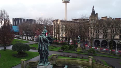 Erhebt-Sich-über-Dem-St.-Georges-Hall-Museum,-Der-Kings-Regiment-Statue,-Einem-Historischen-Wahrzeichen-Und-Der-Skyline-Der-Stadt-Liverpool