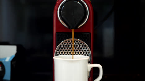 Sequenz-Einer-Kaffeezubereitungsszene.-In-Einem-Büro