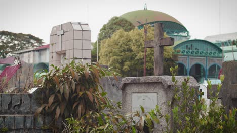 Toma-Estática-De-Tumbas-De-Piedra-En-El-Cementerio-Cristiano-De-Medan,-Sumatra