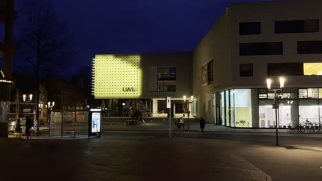 Statische-Weitwinkelaufnahme-Des-Modernen-Neuen-Kunstmuseums-Bei-Nacht-Mit-Wunderschönen-Lichteffekten-An-Der-Architekturwand