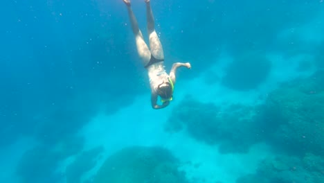 Junge-Frau-Schnorchelt-Am-Great-Barrier-Reef