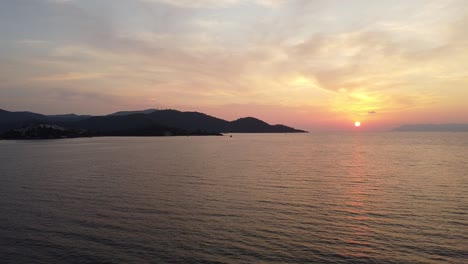 Ein-Wunderschöner-Sonnenuntergang-über-Dem-Meer,-Aufgenommen-Von-Einer-Drohne-Am-Strand-Von-Calis,-Fethiye,-Türkei