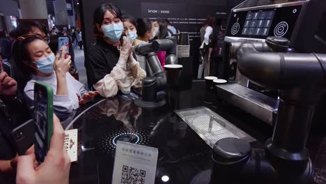 Barista-Robot-Que-Prepara-Café-Haciendo-Una-Taza-De-Café-Frente-A-Los-Visitantes-En-La-Exposición-De-Diseño-De-Cocinas-En-China,-Durante-La-Pandemia-De-Covid-19