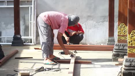 A-carpenter-is-grinding-wood-for-a-building