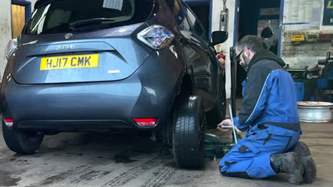 Cambio-De-Neumático-De-Coche,-Reparación-De-Perforador-De-Neumáticos-Desinflados.