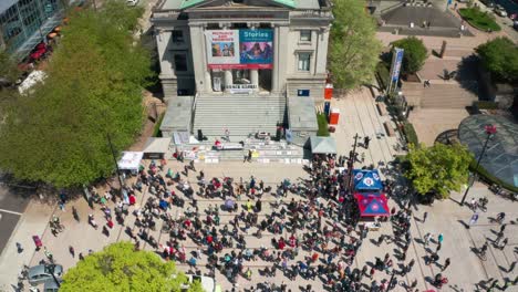 Aufsteigende-Luftaufnahme-Von-Anti-Masken-Demonstranten-In-Der-Innenstadt-Von-Vancouver,-Kanada,-Während-Einer-Covid-Pandemie