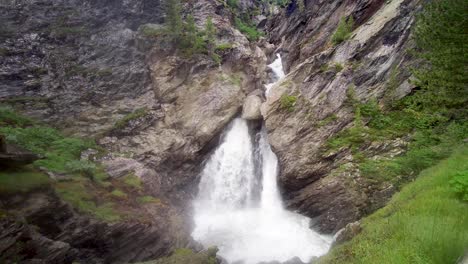 Wunderschöner-Malerischer-Wasserfall-In-Den-Italienischen-Alpen,-Weitwinkelaufnahme,-Kippen-Und-Schwenken,-Europa