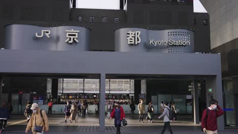 Haupttor-Des-Bahnhofs-Kyoto,-Japanische-Menschen,-Die-Morgens-Pendeln