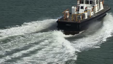 Toma-Cercana-De-Un-Barco-Piloto-De-Velocidad-Que-Se-Dirige-A-Las-Esclusas-De-Miraflores,-Canal-De-Panamá