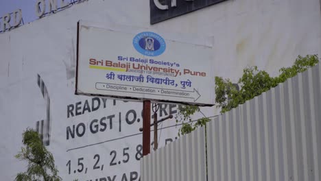 Pune-Balaji-university-MITM-Bhugaon,-Bavdhan,-Pune,-Maharashtra-time-laps-signboard-direction-gate-entrance