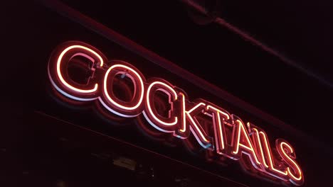 Glowing-neon-light-cocktail-logo-bar-signboard-at-a-restaurant-in-Balneario-Camboriu,-Santa-Catarina,-Brazil