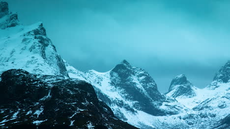 Zeitraffer---Verschneiter-Bergsee-Auf-Den-Lofoten,-Norwegen,-Weitwinkelschwenk-Nach-Rechts