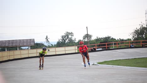 Yogyakarta,-Indonesia---2-De-Mayo-De-2021:-Los-Niños-Indonesios-Están-Practicando-Patinaje-Sobre-Ruedas-En-Una-Pista