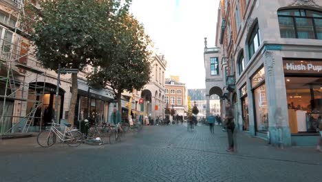 Timelapse-De-La-Calle-Central-De-Lovaina,-Que-Conduce-A-Grote-Markt,-Bélgica