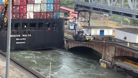 Buque-Portacontenedores-Saliendo-De-La-última-Cámara-De-Las-Esclusas-De-Miraflores,-Canal-De-Panamá