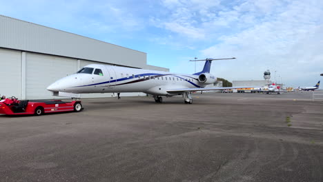 El-Exclusivo-Jet-Privado-Embraer-E145-Es-Remolcado-Por-Una-Grúa-En-El-Aeropuerto