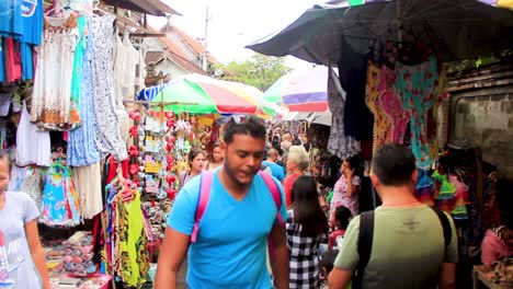 Busy-Flea-and-Street-Market-with-tourists-and-locals-in-Bali,-Indonesia---Wide-static-shot