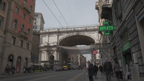 Verkehr-Autos-Menschen-In-Genua-Via-Xx-Settembre-Straße-Und-Monumentale-Brücke-Monumentale-Brücke