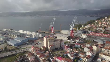 Luftaufnahme-Des-Bezirks-Teis-In-Vigo-An-Einem-Grauen-Tag-Mit-Dem-Frachthafen-Und-Dem-Atlantischen-Ozean-Im-Hintergrund
