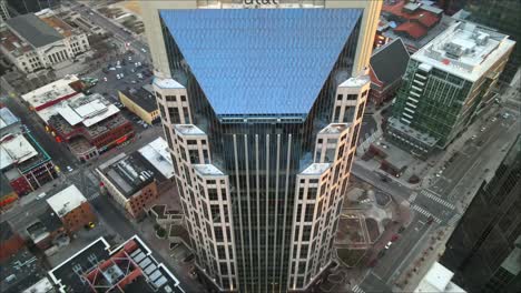 Luftaufnahme-Des-At-and-T-Gebäudes,-Auch-Bekannt-Als-Batman-Gebäude,-In-Nashville,-Tennessee