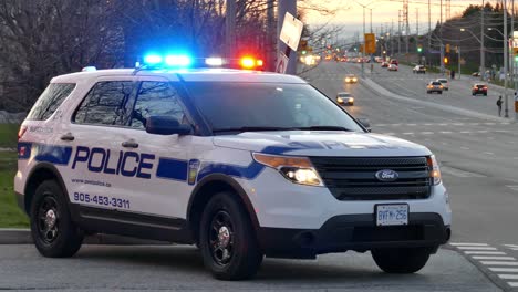 Crucero-De-Policía-Todoterreno-Estacionado-Al-Lado-De-La-Carretera-Con-Luces-De-Baliza-De-Emergencia-Parpadeando