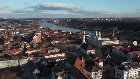 Luftaufnahme:-Rotierende-Aufnahme-Des-Rathauses-Und-Der-Altstadt-Von-Kaunas,-Kulturhauptstadt-Europas-2022