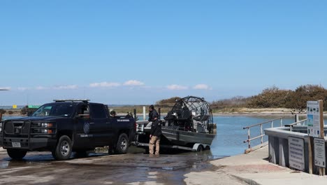 Wildhüter-Zieht-Ein-Luftboot-Aus-Dem-Wasser,-Nachdem-Er-Die-Kalt-Betäubten-Kemp&#39;s-Ridley-Meeresschildkröten-Entlang-Der-North-Padre-Island-Zurückgeholt-Hat