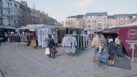 Weitwinkelaufnahme-Des-Marktplatzes-Mit-Maskierten-Menschen-In-Leuven,-Belgien