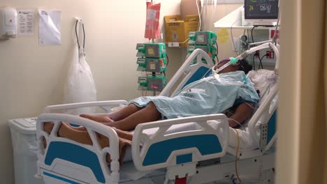 Patient-In-Einem-Krankenhaus-Wegen-Atemzügen-Der-Brasilianischen-Covid-P1-Variante-Mit-Hilfe-Eines-Beatmungsgeräts