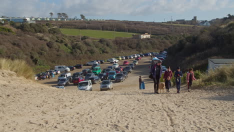 Familie-Kommt-Am-Parkplatz-Am-Crantock-Beach-An,-Totale