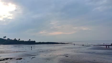 Zeitraffer-Einer-Strandansicht-Mit-Malerischen-Stürmischen-Wolken-Während-Der-Monsunzeit-In-Der-Stadt-Mumbai-Mit-Wunderschönen-Farbschattierungen,-Menschen,-Die-Ihren-Urlaub-Am-Strand-Genießen,-Zeitrafferansicht,-Abstrakter-Videohintergrund