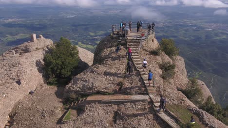 Turistas-Subiendo-Escaleras-Hasta-La-Plataforma-De-Observación-De-Montserrat,-Vista-Extraordinaria-De-Cataluña,-Elevación-Aérea