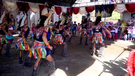 Dayakan-O-Mask-Ireng,-Danza-Magelang,-Bailarines-Con-Trajes-Tradicionales-Ornamentados