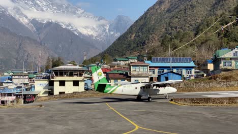 Lukla,-Nepal---9.-März-2021:-Ein-Flugzeug-Landet-Auf-Dem-Flughafen-Lukla-Im-Himalaya-Gebirge-Von-Nepal