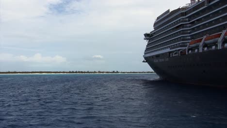 Das-Kreuzfahrtschiff-Der-Holland-America-Line-Ankerte-In-Der-Nähe-Der-Half-Moon-Cay-Island