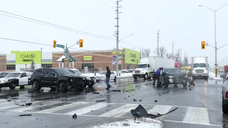 Schwere-Fahrzeugkollision-Zerstörte-Autos-Auf-Brampton-Verkehrskreuzung-Kanada