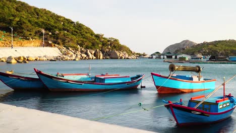 Pequeños-Botes-En-El-Puerto-Pesquero-Simple-Sereno-Marino-Vinh-Hy-Bay-Paisaje,-Vietnam