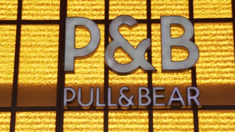 Banner-Moderno-De-Pull-And-Bear-En-Una-Tienda