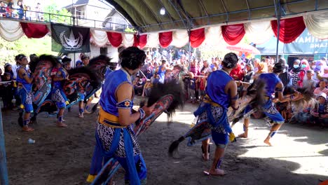 Actuación-Folclórica-Javanesa-Agrupada-En-Kuda,-Jinetes-Bailan-Frente-A-La-Audiencia