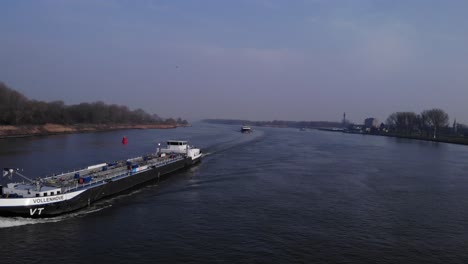 Volenhove-Tankerboot-Im-Fluss